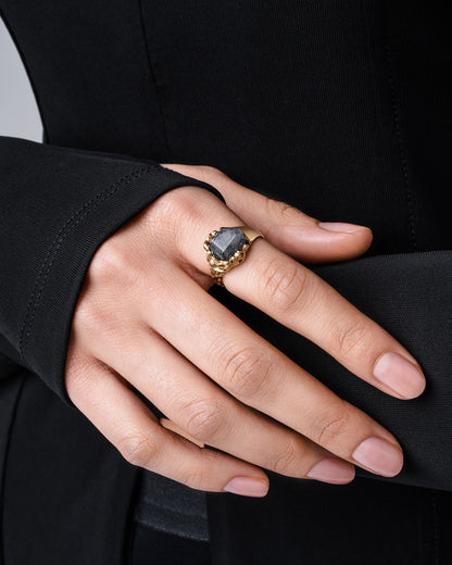 gold-quartz woman